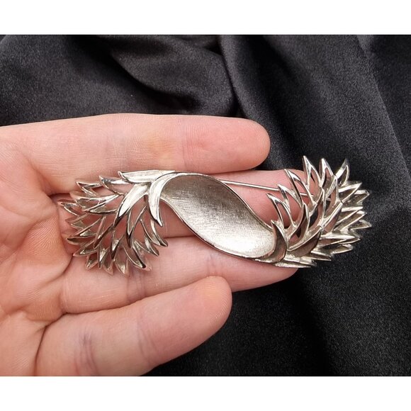 Vintage 1960s TRIFARI Signed Silver-Tone Abstract Leaf Design Brooch Pin Elegant - Picture 4 of 5